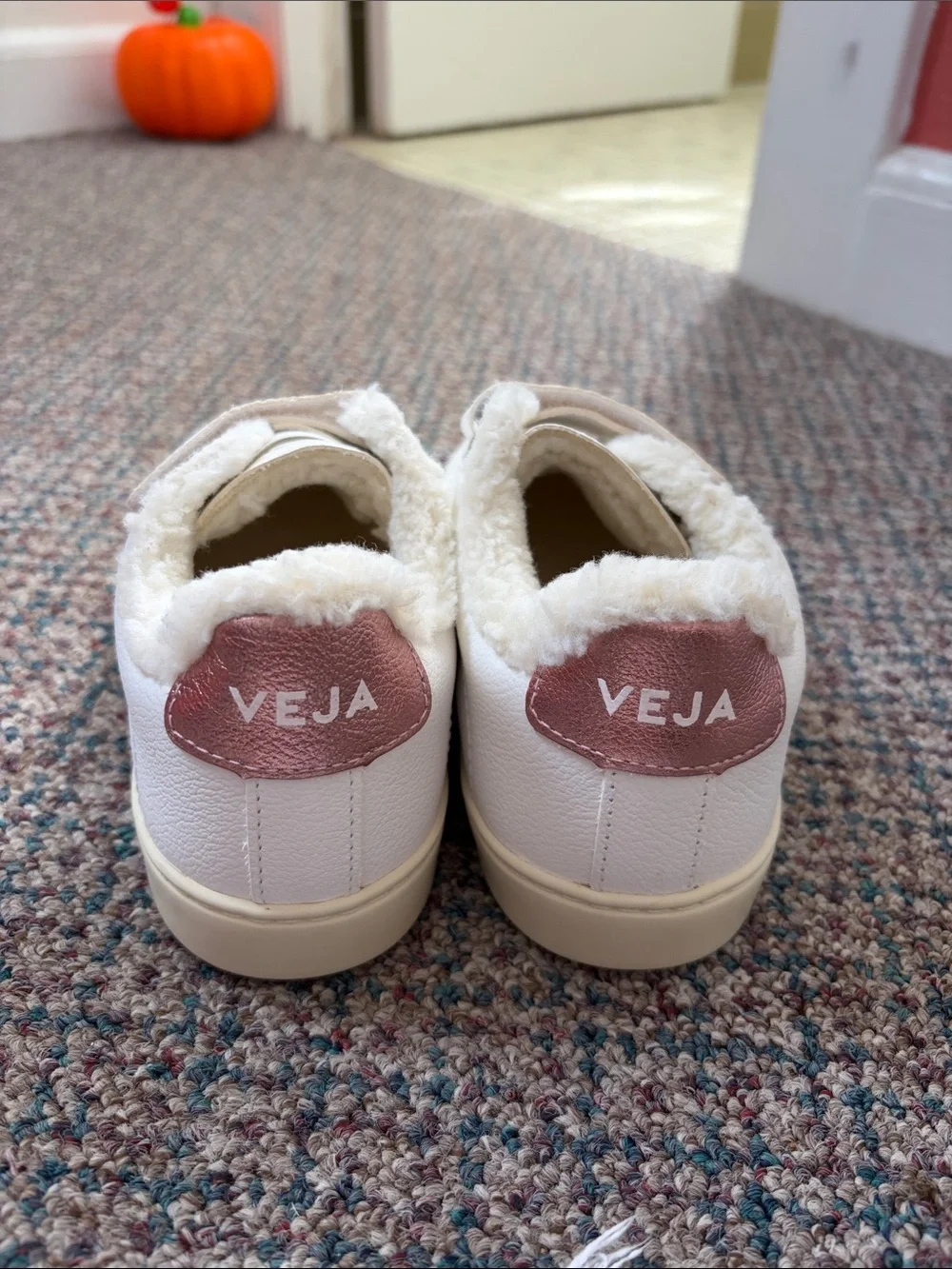 Veja girls Sherpa Esplar Sneakers White/Pink new without box size 3